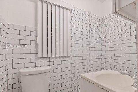 House in Miami, Florida 3 bedrooms, 140.38 sq.m. № 2035600 - photo 15