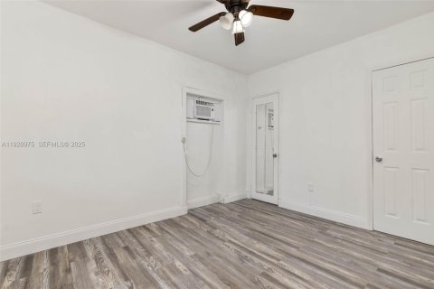 House in Miami, Florida 3 bedrooms, 140.38 sq.m. № 2035600 - photo 17