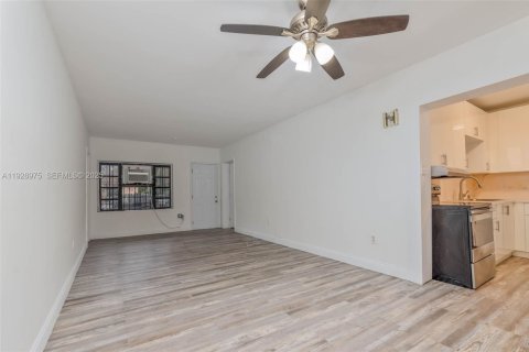 House in Miami, Florida 3 bedrooms, 140.38 sq.m. № 2035600 - photo 11