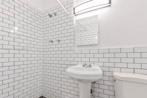 House in Miami, Florida 3 bedrooms, 140.38 sq.m. № 2035600 - photo 24