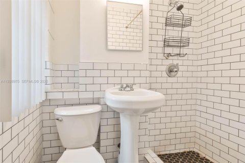 House in Miami, Florida 3 bedrooms, 140.38 sq.m. № 2035600 - photo 20