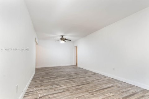 House in Miami, Florida 3 bedrooms, 140.38 sq.m. № 2035600 - photo 4