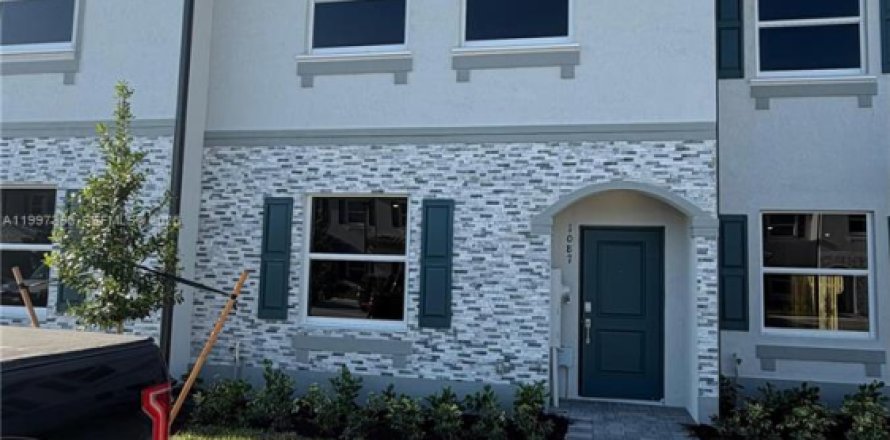 Adosado en Florida City, Florida 3 dormitorios, 146.23 m2 № 2059480