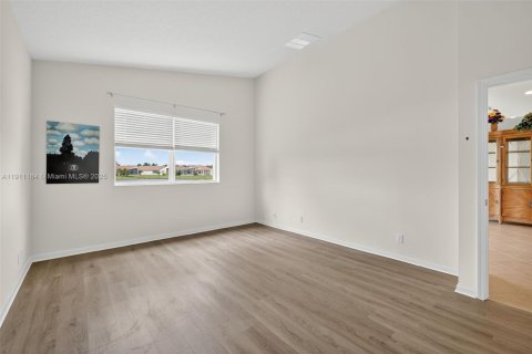 Купить виллу или дом в Порт-Сент-Луси, Флорида 3 спальни, 158.96м2, № 1968566 - фото 24