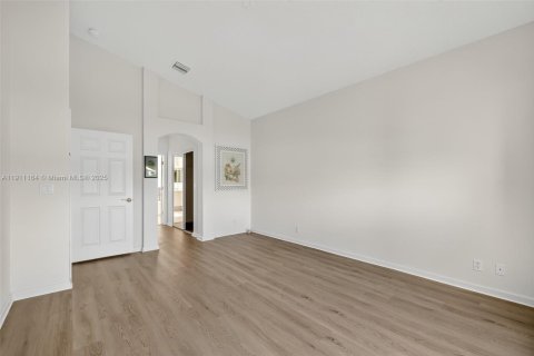 Купить виллу или дом в Порт-Сент-Луси, Флорида 3 спальни, 158.96м2, № 1968566 - фото 22