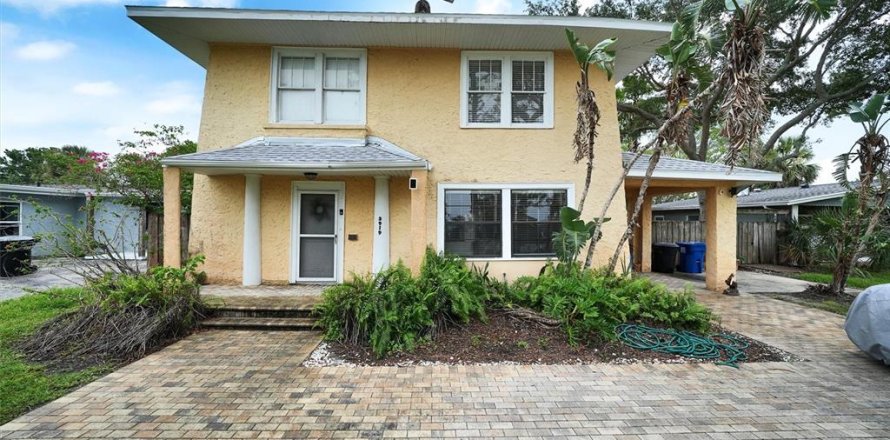 House in Saint Petersburg, Florida 4 bedrooms, 199.46 sq.m. № 1816006