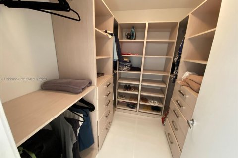 Condo in North Miami Beach, Florida, 2 bedrooms  № 2067435 - photo 30