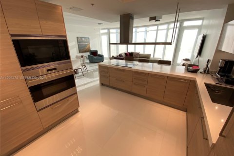 Condo in North Miami Beach, Florida, 2 bedrooms  № 2067435 - photo 2