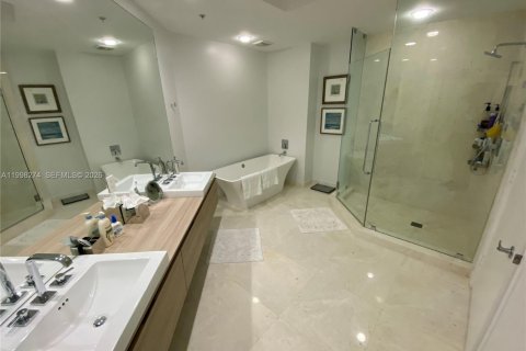 Condo in North Miami Beach, Florida, 2 bedrooms  № 2067435 - photo 29