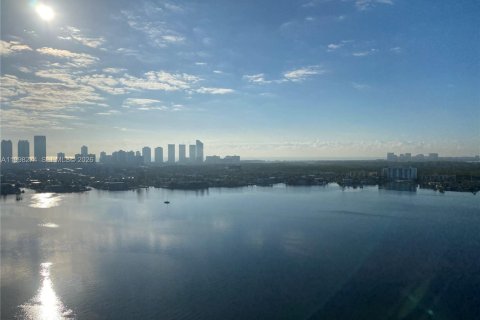 Condo in North Miami Beach, Florida, 2 bedrooms  № 2067435 - photo 18