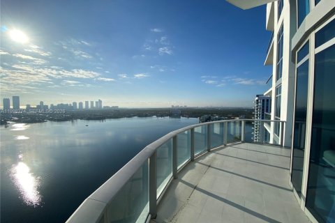Condo in North Miami Beach, Florida, 2 bedrooms  № 2067435 - photo 23