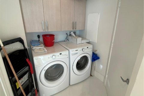 Condo in North Miami Beach, Florida, 2 bedrooms  № 2067435 - photo 14