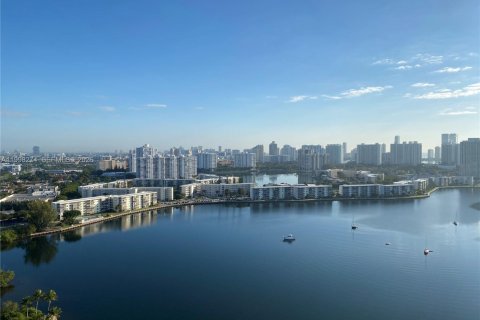 Condo in North Miami Beach, Florida, 2 bedrooms  № 2067435 - photo 12