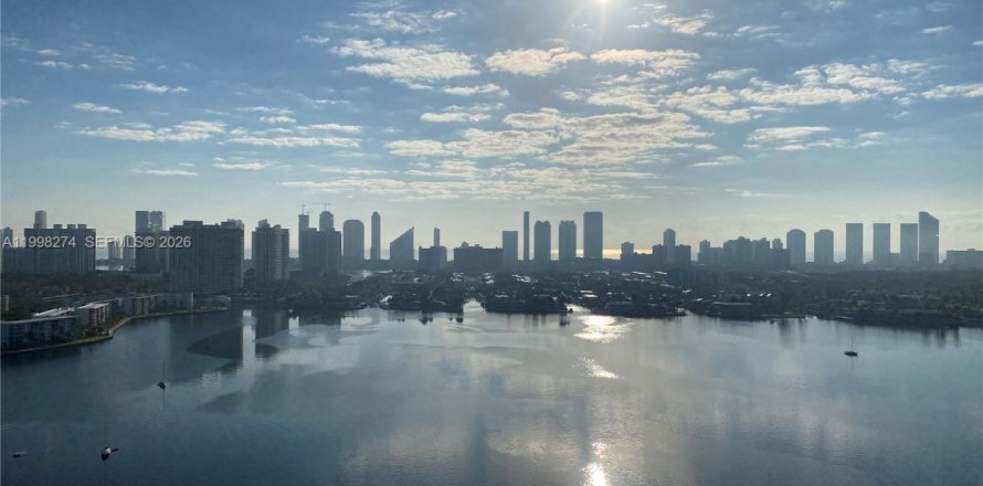 Condo in North Miami Beach, Florida, 2 bedrooms  № 2067435