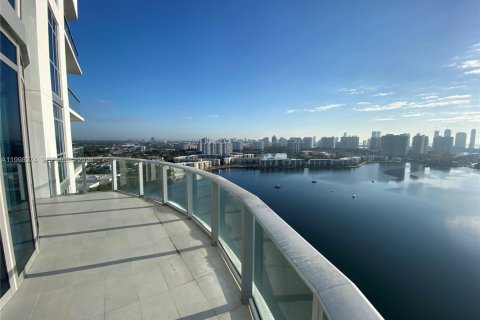 Condo in North Miami Beach, Florida, 2 bedrooms  № 2067435 - photo 22