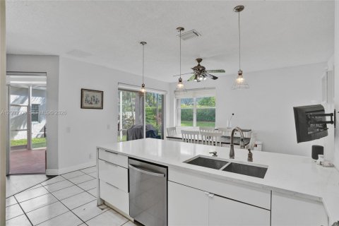 House in Weston, Florida 4 bedrooms, 198.16 sq.m. № 2244209 - photo 11
