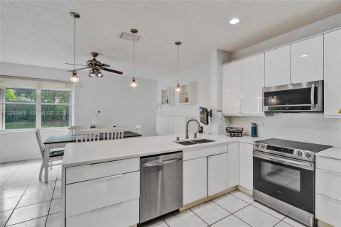 House in Weston, Florida 4 bedrooms, 198.16 sq.m. № 2244209 - photo 10