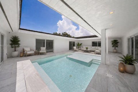 House in Coral Gables, Florida 4 bedrooms, 383.04 sq.m. № 2340181