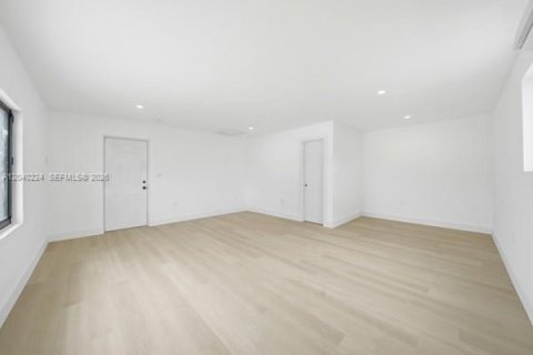 House in Hialeah, Florida 4 bedrooms, 123.1 sq.m. № 2086346 - photo 28