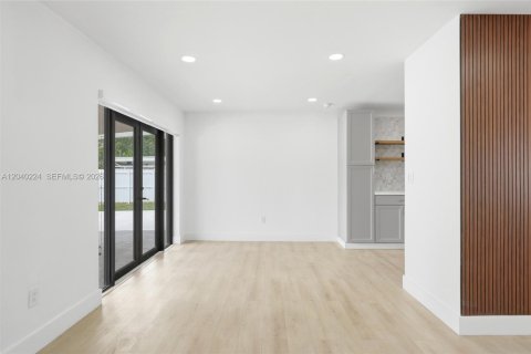 House in Hialeah, Florida 4 bedrooms, 123.1 sq.m. № 2086346 - photo 22