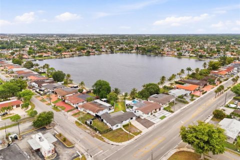 House in Hialeah, Florida 4 bedrooms, 123.1 sq.m. № 2086346 - photo 8