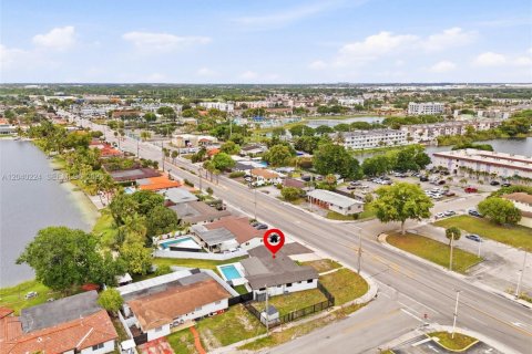 House in Hialeah, Florida 4 bedrooms, 123.1 sq.m. № 2086346 - photo 14