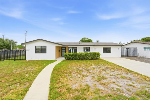 House in Hialeah, Florida 4 bedrooms, 123.1 sq.m. № 2086346
