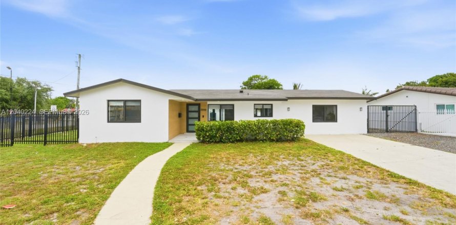 House in Hialeah, Florida 4 bedrooms, 123.1 sq.m. № 2086346