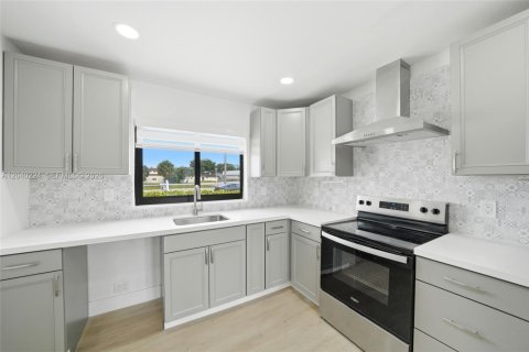 House in Hialeah, Florida 4 bedrooms, 123.1 sq.m. № 2086346 - photo 25