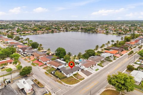 House in Hialeah, Florida 4 bedrooms, 123.1 sq.m. № 2086346 - photo 6