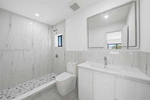 House in Hialeah, Florida 4 bedrooms, 123.1 sq.m. № 2086346 - photo 30