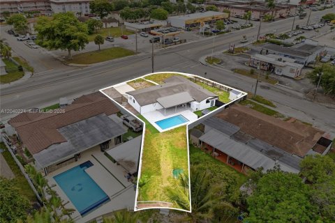 House in Hialeah, Florida 4 bedrooms, 123.1 sq.m. № 2086346 - photo 11