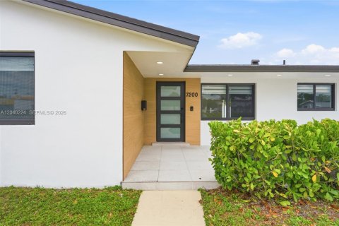 House in Hialeah, Florida 4 bedrooms, 123.1 sq.m. № 2086346 - photo 15