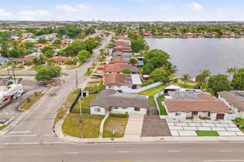 House in Hialeah, Florida 4 bedrooms, 123.1 sq.m. № 2086346 - photo 2
