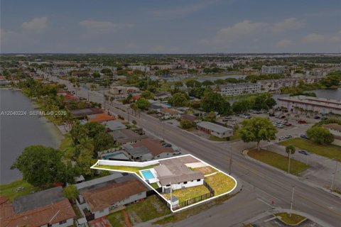 House in Hialeah, Florida 4 bedrooms, 123.1 sq.m. № 2086346 - photo 13