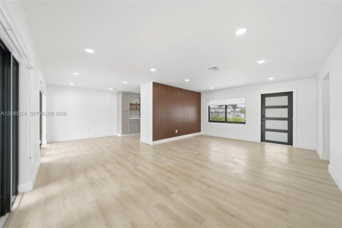 House in Hialeah, Florida 4 bedrooms, 123.1 sq.m. № 2086346 - photo 21