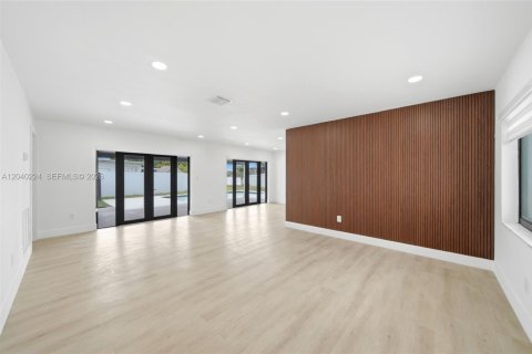 House in Hialeah, Florida 4 bedrooms, 123.1 sq.m. № 2086346 - photo 18