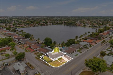 House in Hialeah, Florida 4 bedrooms, 123.1 sq.m. № 2086346 - photo 5