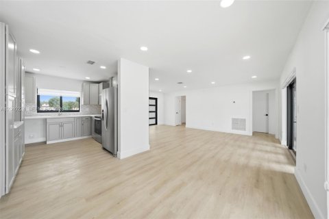 House in Hialeah, Florida 4 bedrooms, 123.1 sq.m. № 2086346 - photo 23
