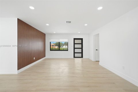 House in Hialeah, Florida 4 bedrooms, 123.1 sq.m. № 2086346 - photo 17