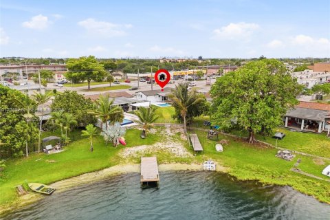 House in Hialeah, Florida 4 bedrooms, 123.1 sq.m. № 2086346 - photo 10