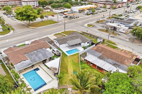 House in Hialeah, Florida 4 bedrooms, 123.1 sq.m. № 2086346 - photo 12