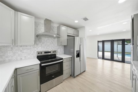 House in Hialeah, Florida 4 bedrooms, 123.1 sq.m. № 2086346 - photo 26