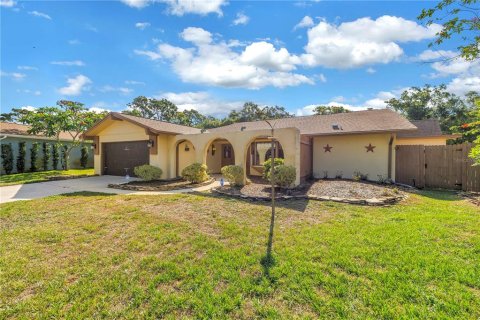House in Largo, Florida 3 bedrooms, 278.43 sq.m. № 2221243 - photo 3