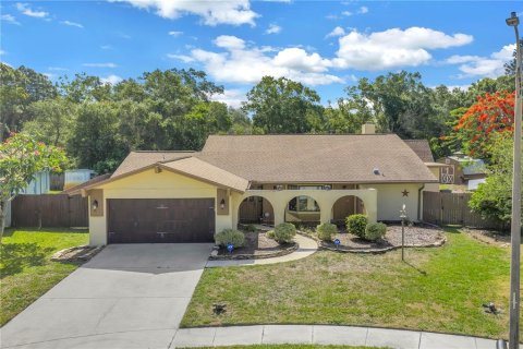 House in Largo, Florida 3 bedrooms, 278.43 sq.m. № 2221243 - photo 2