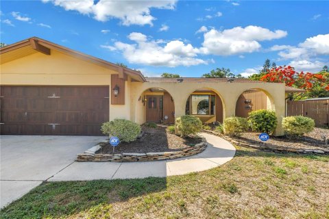 House in Largo, Florida 3 bedrooms, 278.43 sq.m. № 2221243 - photo 6