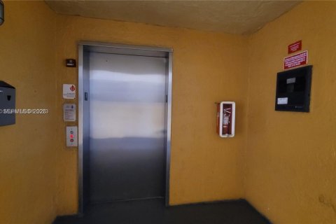 Condominio en alquiler en Miami, Florida, 2 dormitorios, 84.73 m2 № 2020348 - foto 19