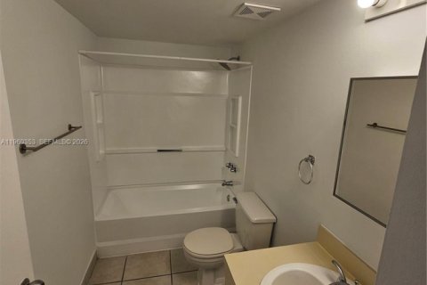 Condominio en alquiler en Miami, Florida, 2 dormitorios, 84.73 m2 № 2020348 - foto 13