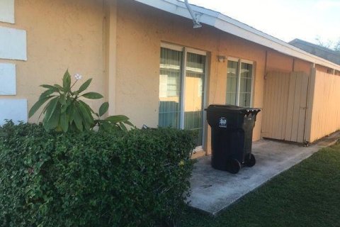 Commercial property in Wellington, Florida 4 bedrooms, 120.77 sq.m. № 1141293 - photo 1