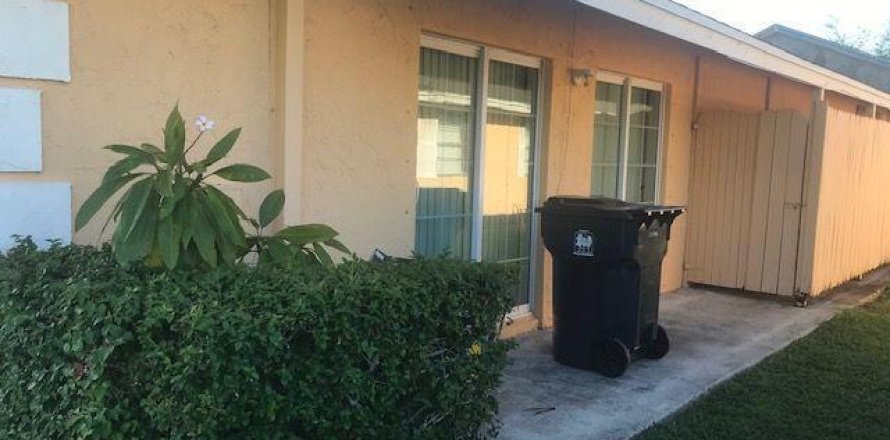 Commercial property in Wellington, Florida 4 bedrooms, 120.77 sq.m. № 1141293